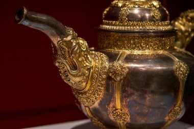 Hong Kong 'daki Ulusal Saray Müzesi' nde sergilenen altın işlemeli bir şarap kabı..