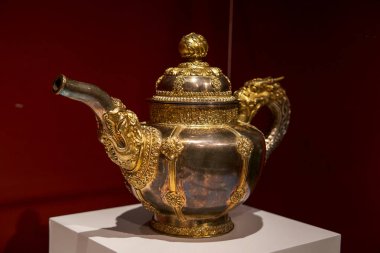 Hong Kong 'daki Ulusal Saray Müzesi' nde sergilenen altın işlemeli bir şarap kabı..