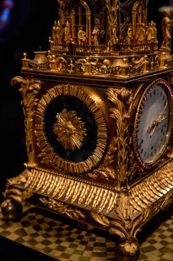 Hong Kong 'daki Saray Müzesi' nde batı saatleri sergileniyor.