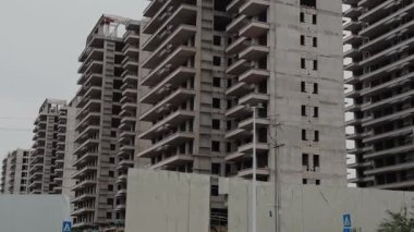 Şehirde bitmemiş birkaç yerleşim yeri var.