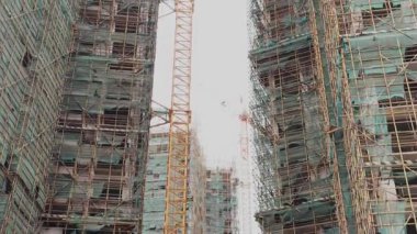 Şehirde bitmemiş birkaç yerleşim yeri var.