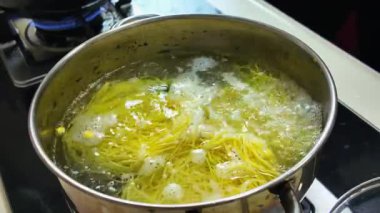 Bir şef alkali erişte pişiriyor..