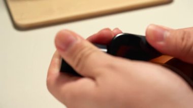 Çeşitli cilt bakım ürünleri, serumlar ve losyonlar kullanan bir kişi