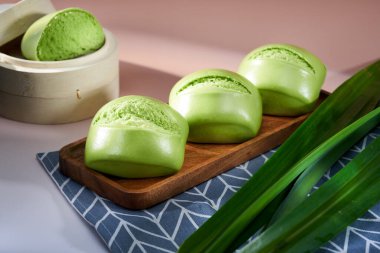 Lezzetli ve tatlı pandan buharda pişmiş çörekler harika bir aşçılık atmosferi yaratır..