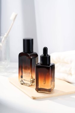 Zarif bir şekilde yapılmış kozmetik ve cilt ürünleri kapları ve şişeleri.