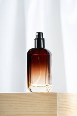 Zarif bir şekilde yapılmış kozmetik ve cilt ürünleri kapları ve şişeleri.