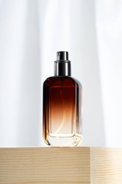 Zarif bir şekilde yapılmış kozmetik ve cilt ürünleri kapları ve şişeleri.