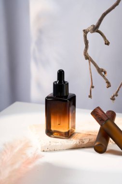 Zarif bir şekilde yapılmış kozmetik ve cilt ürünleri kapları ve şişeleri.