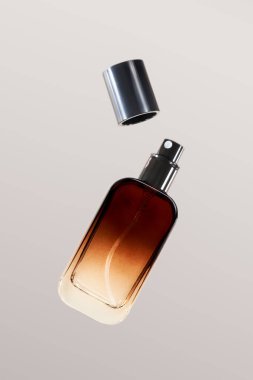 Zarif bir şekilde yapılmış kozmetik ve cilt ürünleri kapları ve şişeleri.