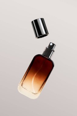 Zarif bir şekilde yapılmış kozmetik ve cilt ürünleri kapları ve şişeleri.