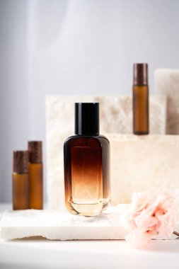 Zarif bir şekilde yapılmış kozmetik ve cilt ürünleri kapları ve şişeleri.