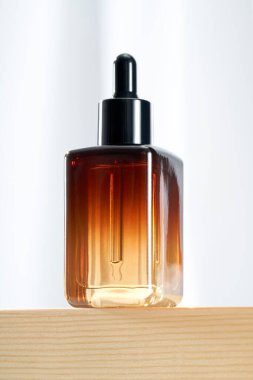 Zarif bir şekilde yapılmış kozmetik ve cilt ürünleri kapları ve şişeleri.