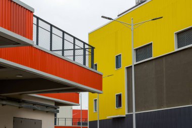 Renkli konteynır demir perade yapı taşları