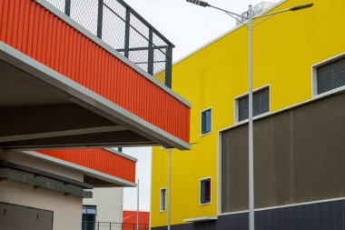 Renkli konteynır demir perade yapı taşları