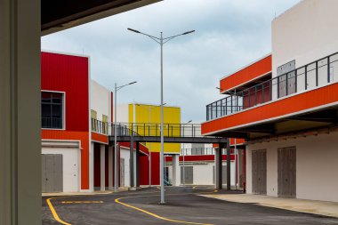 Renkli konteynır demir perade yapı taşları