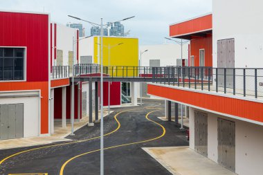 Renkli konteynır demir perade yapı taşları