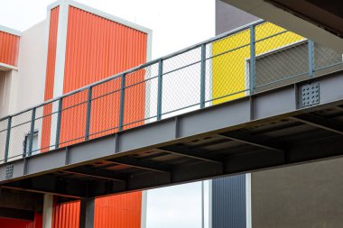 Renkli konteynır demir perade yapı taşları