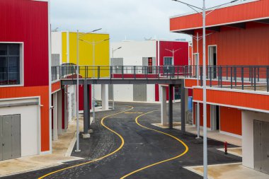 Renkli konteynır demir perade yapı taşları