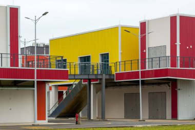 Renkli konteynır demir perade yapı taşları