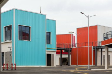 Renkli konteynır demir perade yapı taşları