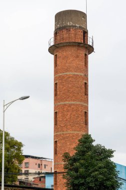 Eski kırmızı tuğlalı su deposu..