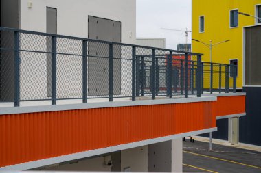 Renkli konteynır demir perade yapı taşları