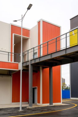 Renkli konteynır demir perade yapı taşları