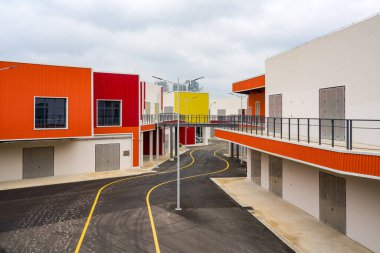 Renkli konteynır demir perade yapı taşları