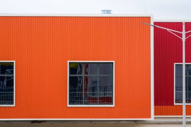 Renkli konteynır demir perade yapı taşları