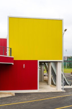 Renkli konteynır demir perade yapı taşları