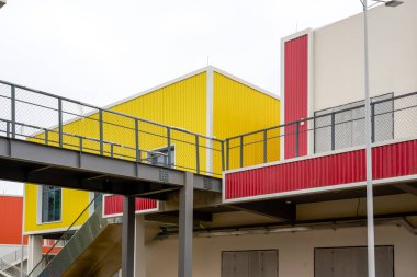 Renkli konteynır demir perade yapı taşları