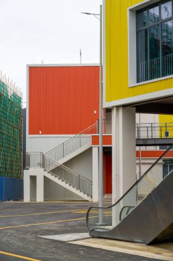 Renkli konteynır demir perade yapı taşları