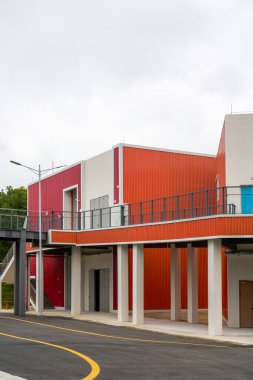 Renkli konteynır demir perade yapı taşları