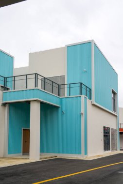 Renkli konteynır demir perade yapı taşları