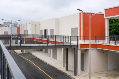 Renkli konteynır demir perade yapı taşları