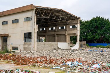 Yıkılmak üzere olan yıkık dökük sanayi tesisi..