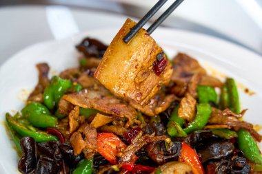 Lezzetli Çin usulü, iki kez kızartılmış domuz eti.