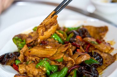 Lezzetli Çin usulü, iki kez kızartılmış domuz eti.