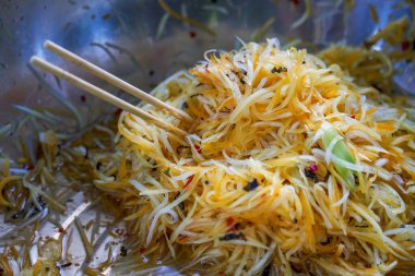 Çin 'in kırsal kesimlerinde yılbaşı ziyafeti, sirke kaplı patates dilimleri.