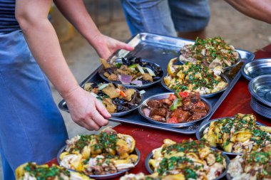 Çin 'in kırsal kesiminde Çin Yeni Yıl Köyü ziyafeti için zengin yemekler