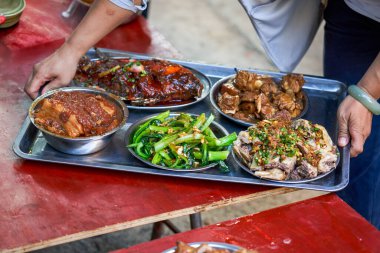 Çin 'in kırsal kesiminde Çin Yeni Yıl Köyü ziyafeti için zengin yemekler