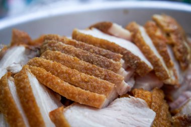 Kıtır kıtır ve baştan çıkarıcı kızarmış domuz eti.