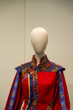 Çin 'in Guangxi kentindeki Zhuang etnik grubunun 1geleneksel kostümleri