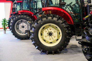 1 Yepyeni tarım makinelerinin kısmi yakın çekimi