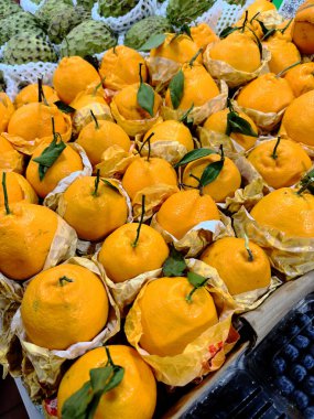 1 Meyve tezgahında tırmıklanmış portakal yığını