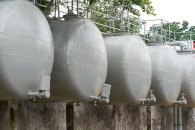 Petrokimyasal sanayi bölgelerinde yakıt depolama tankları