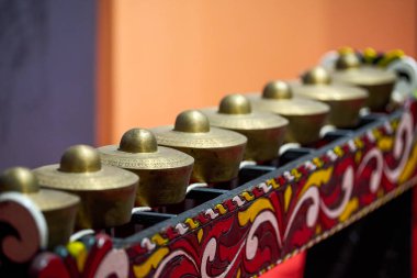 Geleneksel bir Güneydoğu Asya müzik enstrümanı olan gong 'a yakın çekim