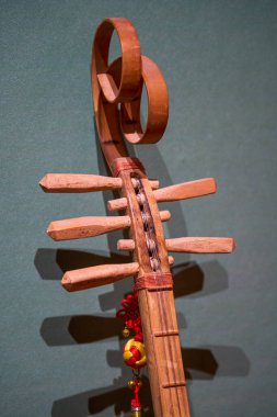 Geleneksel bir Çin müzik aletinin başına yakın çekim