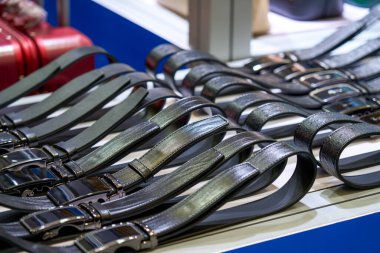 Birinci sınıf buzağı derisinden yapılmış bir kemerin yakın çekimi