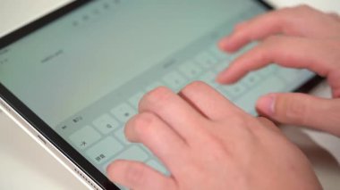Sanal klavye kullanarak tablet ekranlara yazı yazan ofis çalışanları